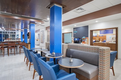 Holiday Inn Express & Suites Lexington W - Versailles by IHG