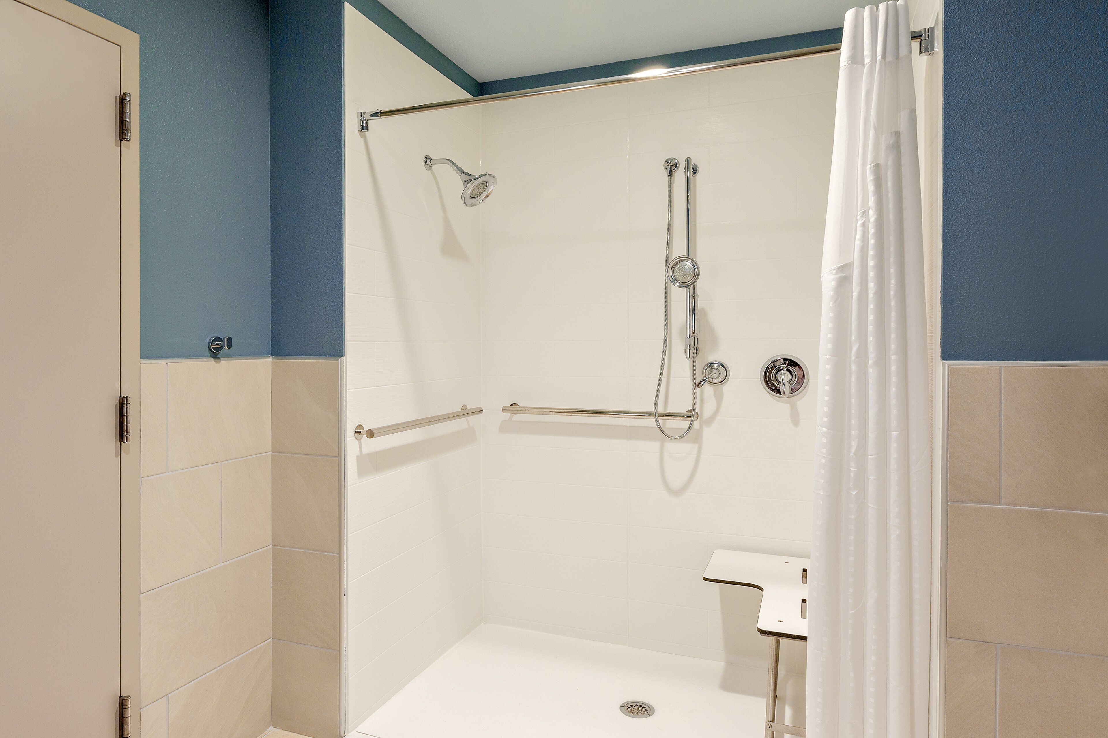 room, 1 king bed, accessible (communications, mobil, roll-in shower) | bathroom | free toiletries, hair dryer, towels