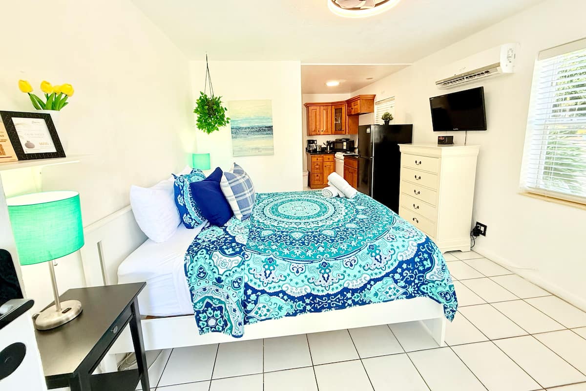Studio, 1 Queen Bed, Kitchen