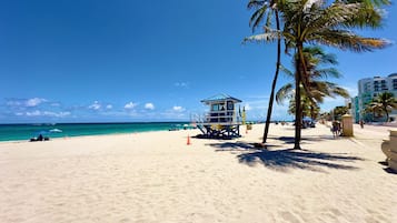 Plage, sable blanc, parasols, serviettes de plage