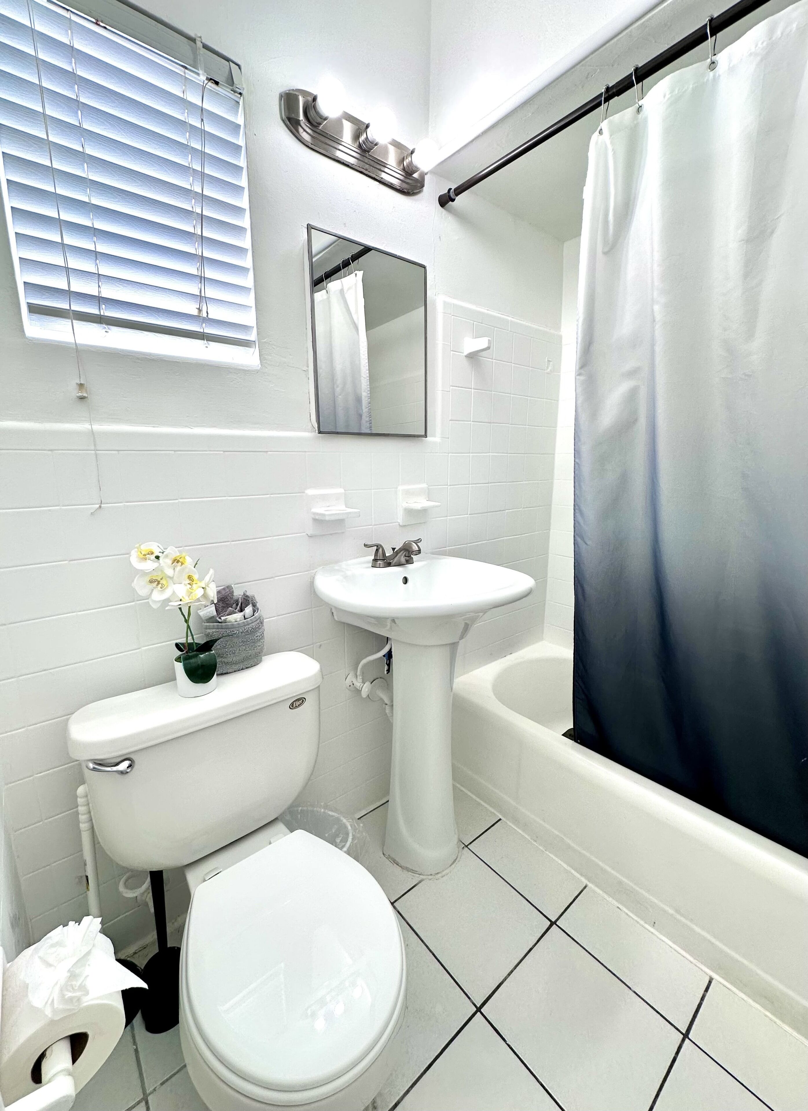 Un bagno con il water, un lavandino e una vasca da bagno.