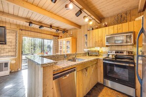 Réfrigérateur, micro-ondes, plaque de cuisson, lave-vaisselle