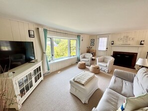 TV - Cozy Cockle Cove Retreat! (South chatham)
