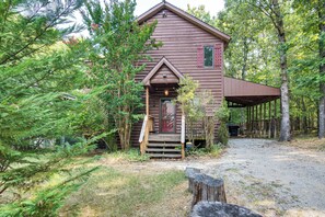 Exterior - Relax Fireside! Hot Tub Haven on Table Rock Lake (Blue Eye)