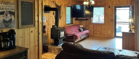 Blue Eye Vacation Rental | 1BR | 2BA | 900 Sq Ft | Stairs Required