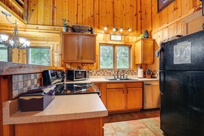 Fridge, microwave, stovetop, dishwasher - Relax Fireside! Hot Tub Haven on Table Rock Lake (Blue Eye)