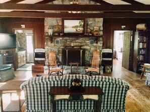 Smart TV, chimenea y libros 