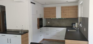 Casa de lujo | Cocina privada | Frigorífico grande, microondas, horno y placa de cocina