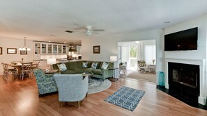 Een smart-tv, een open haard en een kantoor