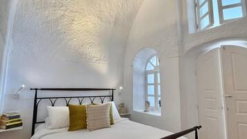 3 bedrooms, in-room safe, iron/ironing board, free WiFi