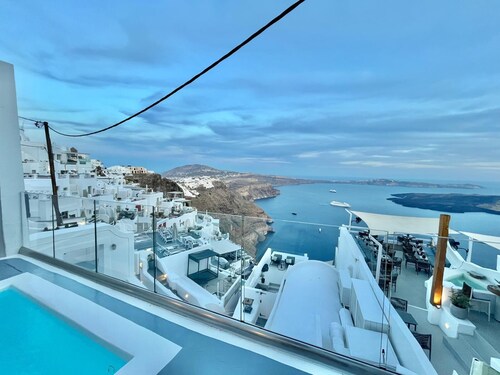 Location,Location,Location,PRIVATE POOL, CALDERA VIEWS to infinity; daily maid 