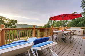Outdoor dining - Hot Tub & Fire Pit! Lake-View Home in Blue Eye (Blue Eye)
