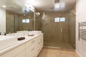 Shower, hair dryer, towels, shampoo - Luxury 4,000 sf Canyon Estate Views near Broadmoor (Colorado Springs)