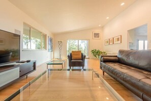 Smart-TV, peis og bøker