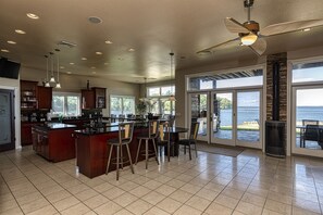 Fridge, microwave, oven, stovetop - Luxurious Stay Spa Retreat - Hot Tub+Cold Tubs, Steam Suite, Spa Services (Mauston)