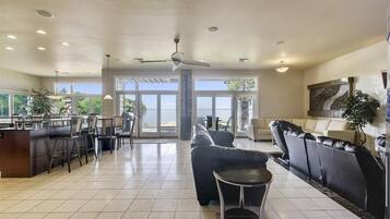 Televisio, takka, musiikkikirjasto, stereot