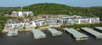 Lujoso condominio de 4 dormitorios y 3 baños con deslizamiento de barco.  