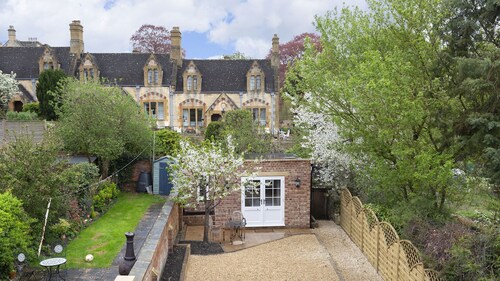 A sudeley castle cottage that sleeps 7 guests  in 4 bedrooms