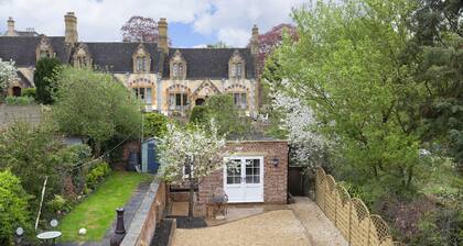 A sudeley castle cottage that sleeps 7 guests in 4 bedrooms