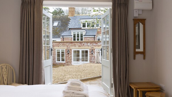 4 bedrooms, desk, iron/ironing board, travel cot