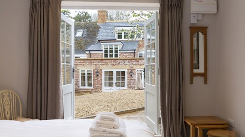 A sudeley castle cottage that sleeps 7 guests  in 4 bedrooms