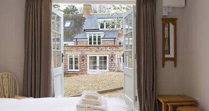 A sudeley castle cottage that sleeps 7 guests in 4 bedrooms