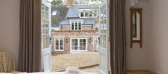 A sudeley castle cottage that sleeps 7 guests in 4 bedrooms