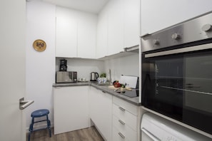 Réfrigérateur, micro-ondes, four, cafetière/bouilloire