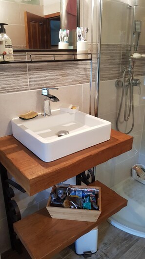 Dusche, Haartrockner, Handtücher, Seife