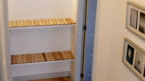 A hallway with a wooden bench, a door, and a wall-mounted picture. - House of the Cathedral - 2 bedroom apartment near the Cathedral (historic center) (Porto)