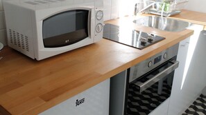 Geladeira, micro-ondas, fogão, cooktop