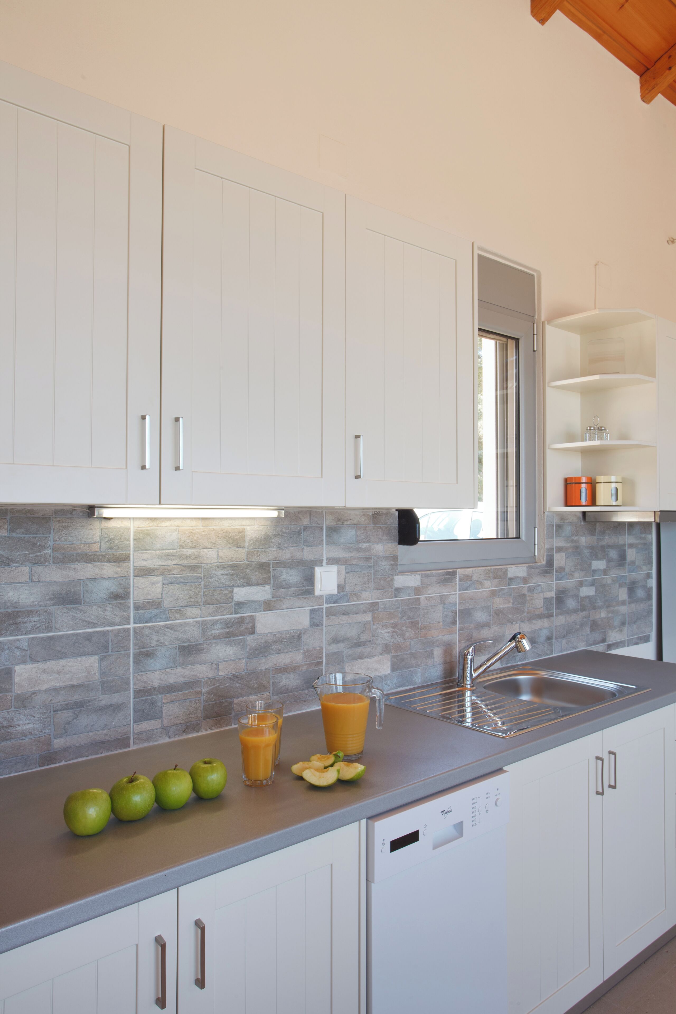 Kühlschrank, Herdplatte, Wasserkocher mit Kaffee-/Teezubehör, Toaster