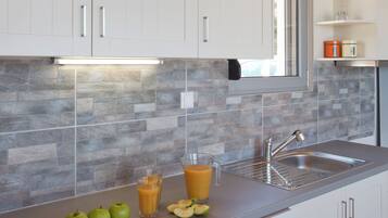 Kühlschrank, Herdplatte, Wasserkocher mit Kaffee-/Teezubehör, Toaster