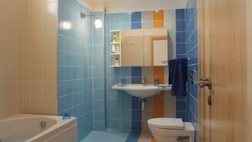 Suihkun ja ammeen yhdistelmä, hiustenkuivaaja