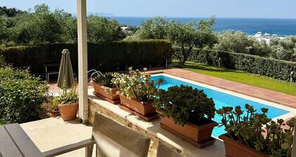 Luxusvilla auf einem Hügel mit Blick auf die Ägäis auf Kreta
