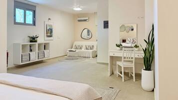 3 bedrooms, iron/ironing board, WiFi (free), bed sheets