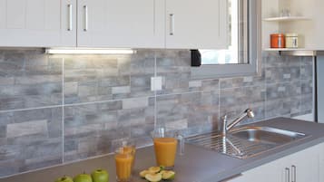 Réfrigérateur, plaque de cuisson, cafetière/bouilloire, grille-pain