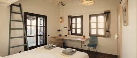 3 bedrooms, desk, iron/ironing board, Internet