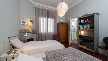 3 habitaciones, tabla de planchar con plancha, wifi y ropa de cama