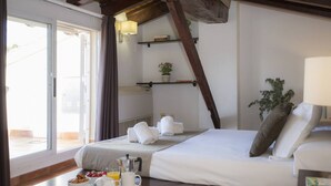 A hotel room with a bed, a breakfast tray, a potted plant, and a view through a sliding door. - Botanico Atico Duplex 302 (Valencia ciudad)