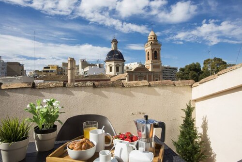 Das Maravilloso ático de dos pisos verfügt über eine Terrasse mit Blick auf die Stadt Valencia. Komplett ausgestattet für maximalen Komfort, mit Wohn- und Esszimmer in der Küche. Dank unserer Böden gibt es im Wohnzimmer verschiedene Ruhebereiche, d