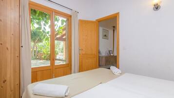 3 slaapkamers, een strijkplank/strijkijzer, gratis wifi, beddengoed