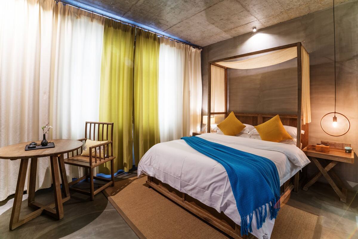 Premium bedding, down duvets, desk, blackout curtains