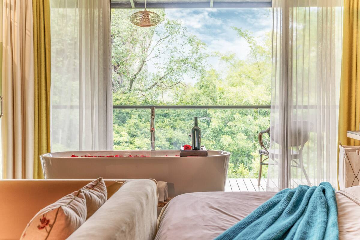 Premium bedding, down duvets, desk, blackout curtains