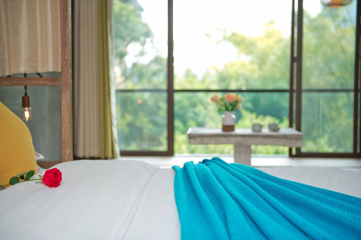 Premium bedding, down duvets, desk, blackout curtains