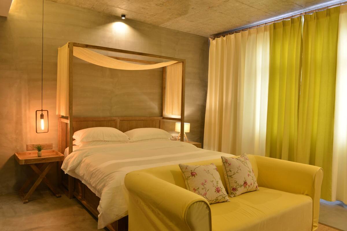 Premium bedding, down duvets, desk, blackout curtains
