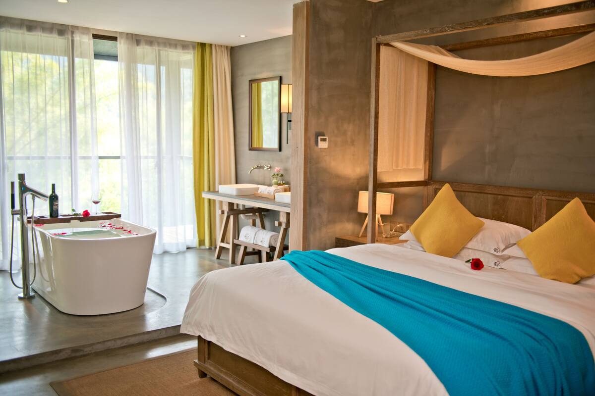 Premium bedding, down duvets, desk, blackout curtains