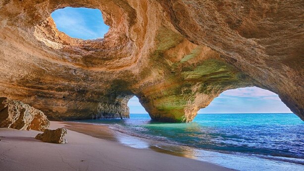 A natural rock formation with a cave-like opening, a sandy beach, and the sea. - Luxury villa, with garden and private pool, A/C, free WiFi, near beach (Albufeira)