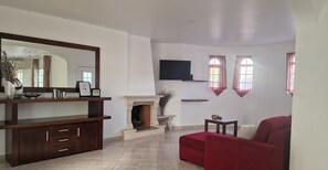 TV, fireplace