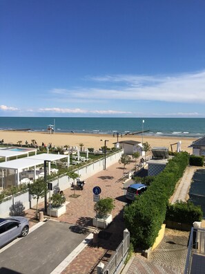 Plage, chaises longues, parasols